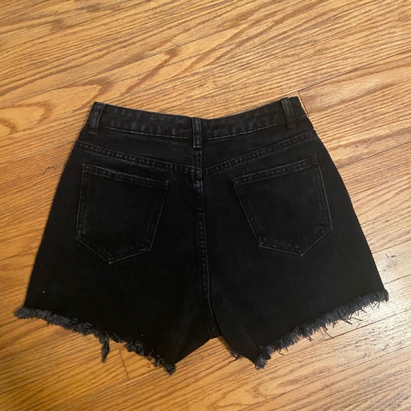 BNWT Pretty Little Thing Black Distressed Shorts - Picture 4 of 5